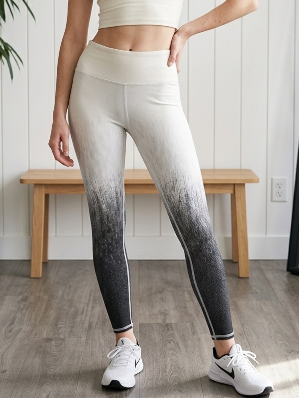 EUC Evolution & Creation Women’s Gradient Black White Athletic Yoga Leggings - L